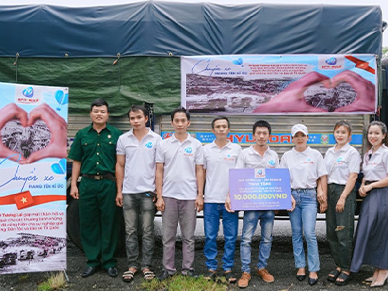 Hình ảnh minh họa lịch sử Keno với các ký tự Trung Quốc cổ đại và cuộn giấy