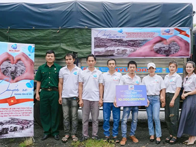 Hình ảnh minh họa lịch sử Keno với các ký tự Trung Quốc cổ đại và cuộn giấy